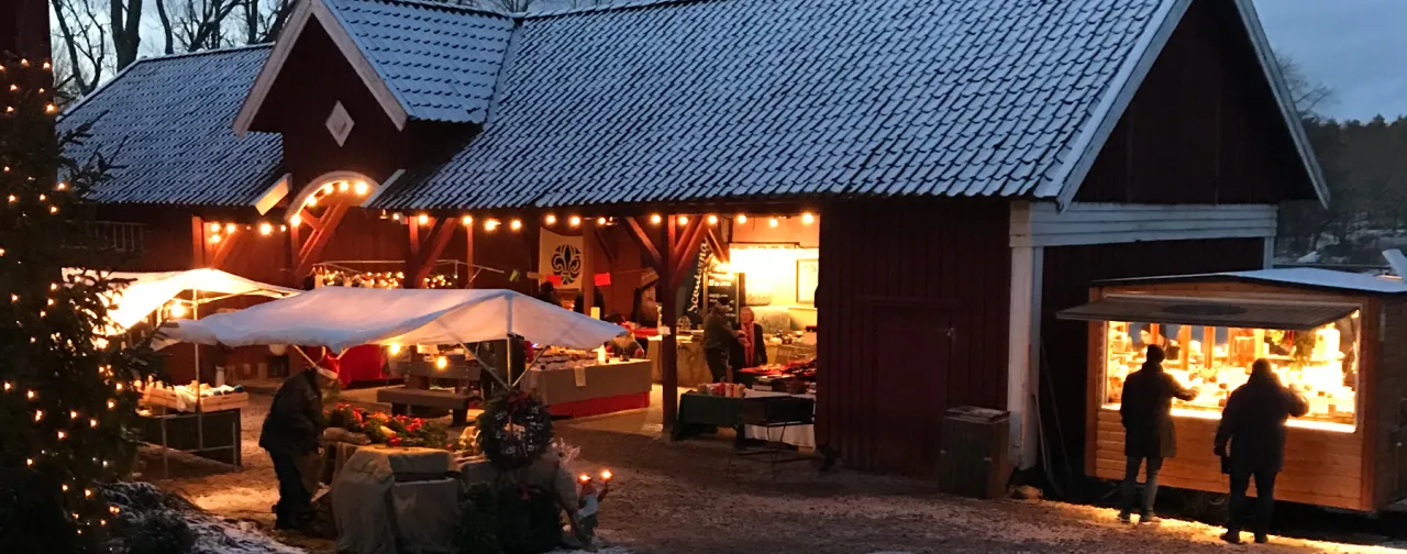 julmarknad, röd klassisk gårdsbyggnad