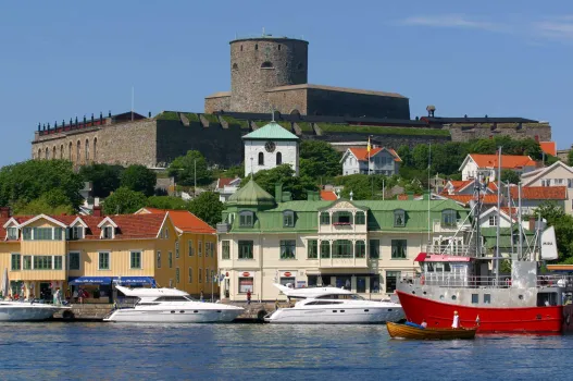 utsikt mot Marstrands kaj och festningen