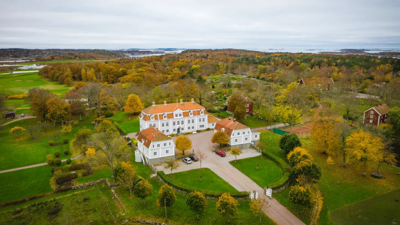 drönarbild, höstfärger, vit herrgårdsbyggnad med flyglar