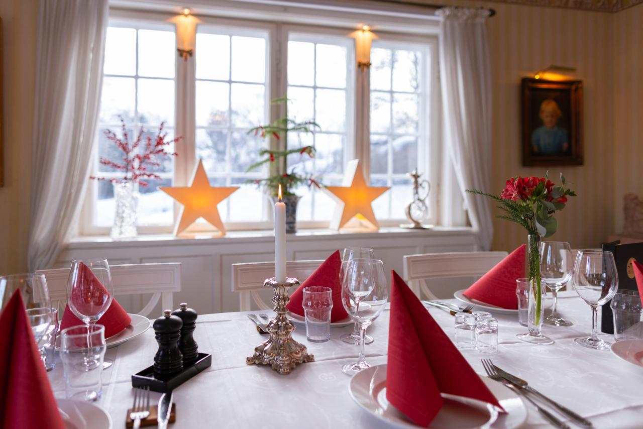 dukat bord, julservetter, röd blomma, gammaldags fönster med julpynt
