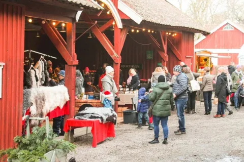 vimmel av folk på marknad i gårdsmiljö