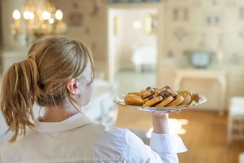 servering, silverbricka med småkakor